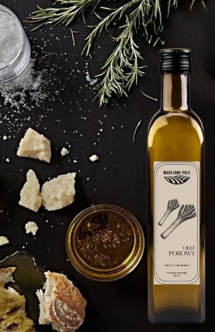 Aromatyzowany_olej_porowy_w_szklanej_miseczce_gotowy_do_degustacji_z_pieczywem