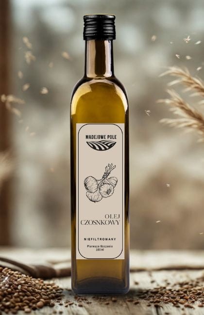 Szklana_butelka_oleju_czosnkowego_100ml_na_stole_obok_ząbków_czosnku