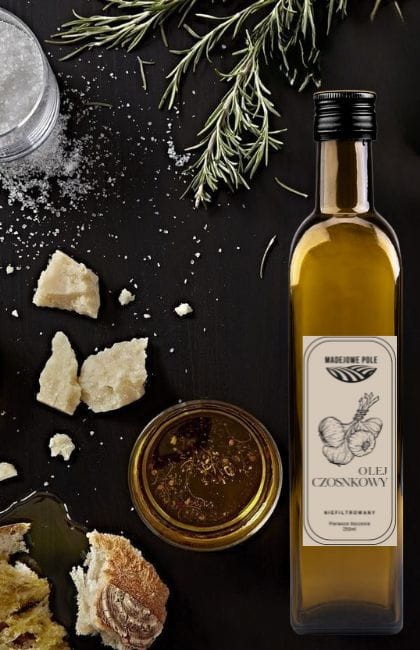Olej_o_smaku_czosnku_w_miseczce_doskonały_do_sałatek_i_pieczonych_warzyw