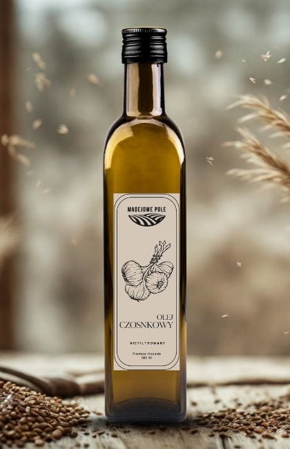 Olej_czosnkowy_500ml_Madejowe_Pole_w_kuchennej_aranżacji_z_czosnkiem_w_tle