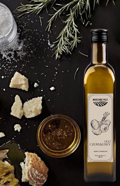 Aromatyzowany_olej_czosnkowy_w_szklanej_miseczce_gotowy_do_degustacji_z_pieczywem