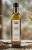 Szklana_butelka_oleju_paprykowego_ostrego_100ml_na_stole_obok_papryczek_chilli