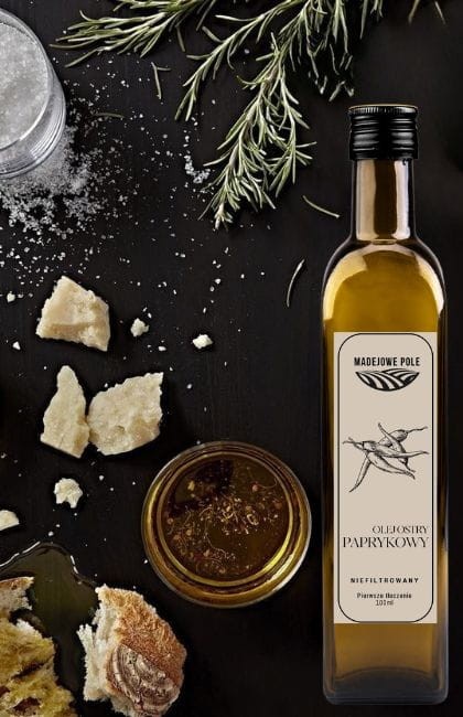 Naturalny_olej_paprykowy_ostry_w_miseczce_idealny_do_dań_kuchni_meksykańskiej