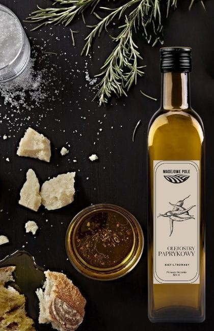 Aromatyzowany_olej_paprykowy_ostry_w_szklanej_miseczce_gotowy_do_degustacji_z_pieczywem